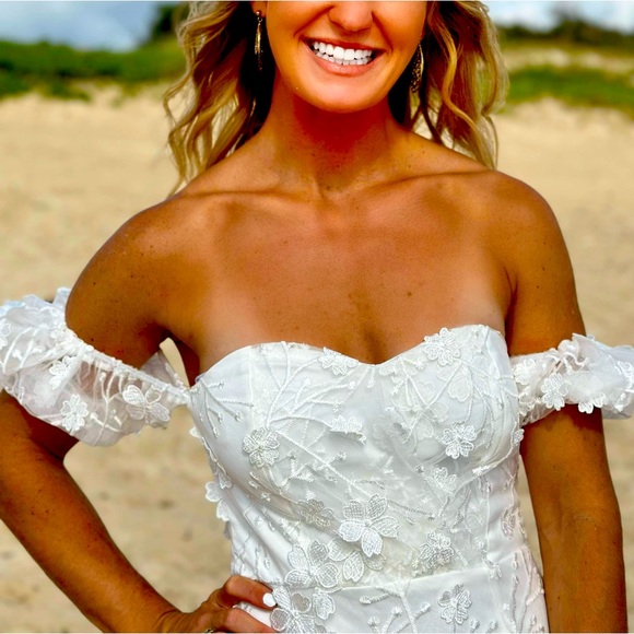 Ruffle sleeve wedding dress - Picture 2 of 4